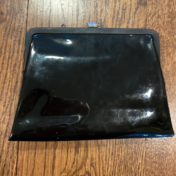Vintage Black patent leather clutch with bow and gold clasp. - Picture 3 of 5